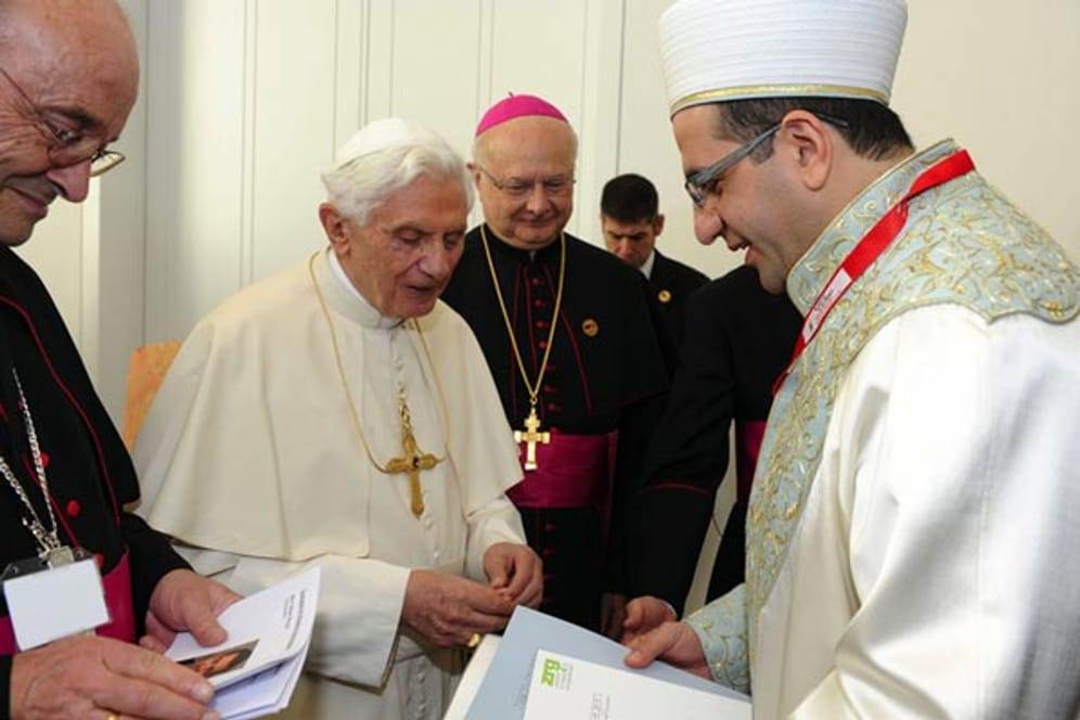 Der zweite Tag des Papstbesuches in Deutschland beginnt für Benedikt XVI. mit einem Treffen mit Vertretern des Islam. Die Muslime, so Benedikt, gehörten längst zur deutschen Realität. Beide Religionen ruft er auf, sich gegenseitig besser kennenzulernen