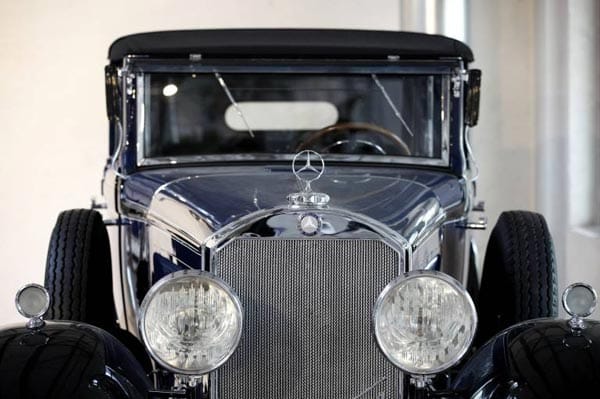 Mercedes Typ 460 Nürburg: Der schwarze Mercedes-Pullman war das erste Auto, das regelmäßig von einem Papst benutzt wurde. Pius XI. war nach der Probefahrt im Sommer 1930 durch die Gärten des Vatikans so angetan von der 80 PS starken Achtzylinder-Limousine und dem mit Luftkissen gepolsterten Thronsessel im Fond, dass er von einem "Wunderwerk der modernen Technik" sprach und fortan immer wieder in Stuttgart bestellte.