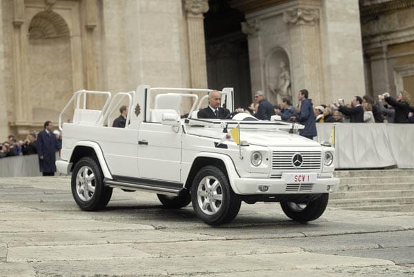 Mercedes G-Modell: Das kantig-robuste G-Modell war der erste Mercedes-Geländewagen für den Vatikan. Gebaut wurde das mittlerweile mehrfach erneuerte Fahrzeug für den Deutschland-Besuch von Johannes Paul II. im Jahr 1980.