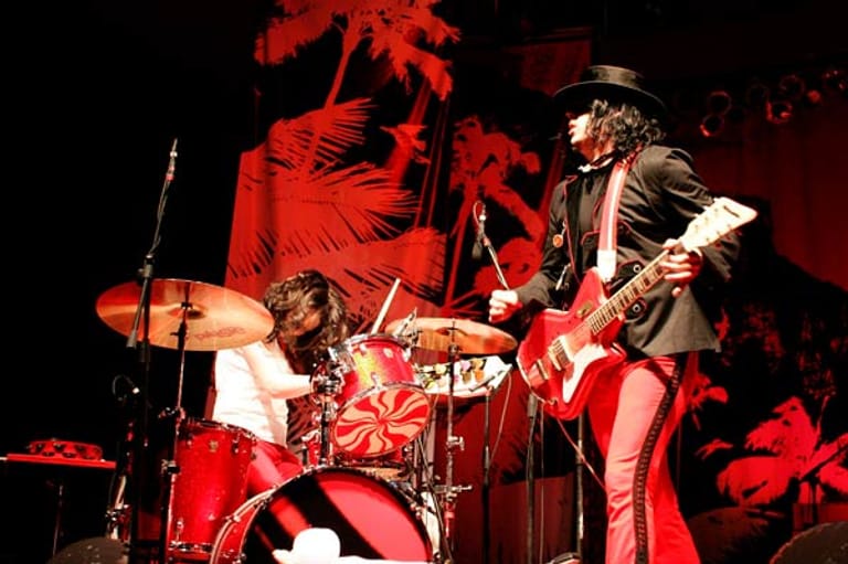 Im Frühjahr 2011 gaben die "White Stripes" ihre Trennung bekannt. Sänger, Gitarrist und Komponist Jack White und Schlagzeugerin Meg White spielten seit Ende der 1990er Jahre eine Mischung aus Rock, Blues, Punk und Folk.