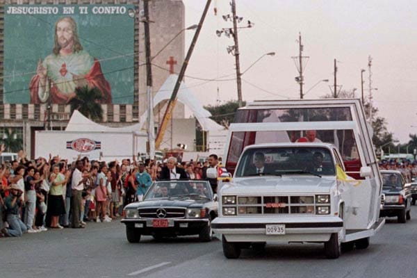 In Kuba war Papst Johannes Paul II 1998 mit einem umgebauten GMC Sierra unterwegs.