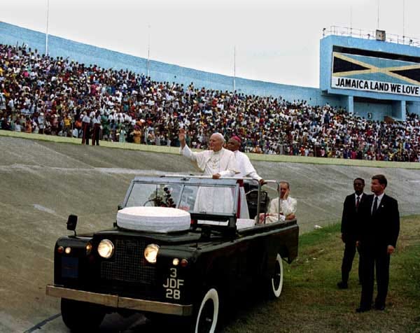 Für den Papstbesuch 1993 in Jamaika wurde ein Geländewagen umgebaut.