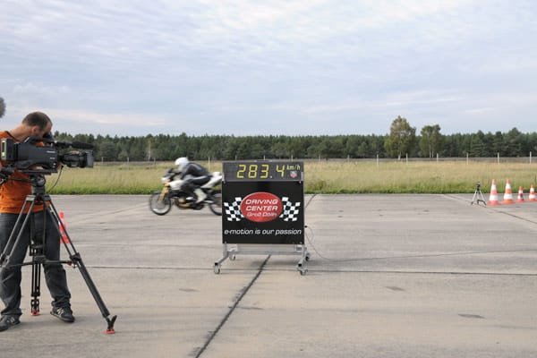 283,4 km/h schnell fuhr Rennfahrer Elmar Geulen und stellte einen neuen Weltrekord auf.