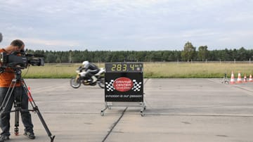 283,4 km/h schnell fuhr Rennfahrer Elmar Geulen und stellte einen neuen Weltrekord auf.