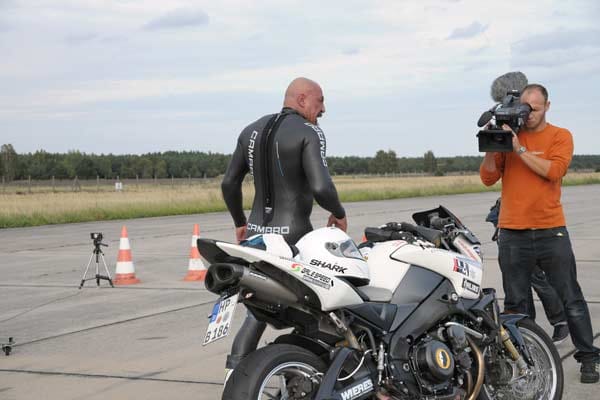 Elmar Geulen nach dem Rekord. Der Motorradfahrer hält bereits elf Weltrekorde.