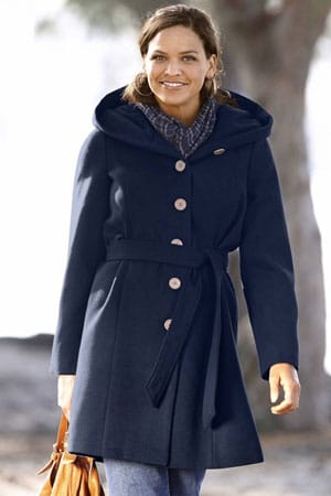 Herbstmode 2011: Mode für Mollige - taillierter Mantel mit große Kapuze