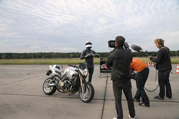 Mit einer unverkleideten Suzuki B-King schaffte Geulen den Weltrekordversuch auf einem alten russischen Militärflughafen in Brandenburg.