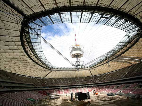 Der Innenraum erinnert ein wenig an die Arena in Frankfurt. 375 Millionen Euro hat das Nationalstadion gekostet.