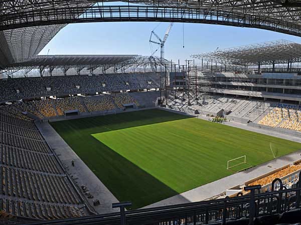 In Lwiw, dem früheren Lemberg, wird eine brandneue Arena für 35.000 Zuschauer und drei EM-Vorrundenpartien das Ukrajina-Stadion als neue Spielstätte des Klubs Karpaty Lwiw ablösen, mit Borussia Dortmund in der Europa League vor einiger Zeit das Vergnügen hatte.