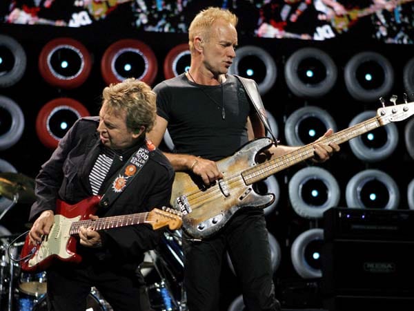 Sting zusammen mit Gitarrist Andy Summers (l.) bei einem Auftritt von The Police.