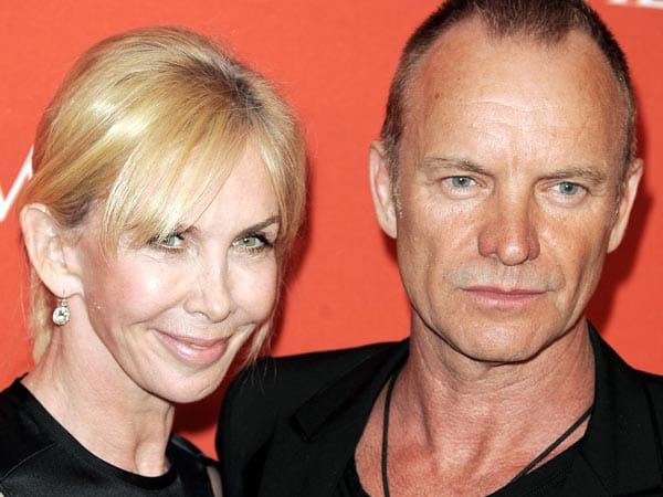 Sting ist seit 1992 mit seiner Frau Trudie Styler verheiratet. Vier von Stings sechs Kindern stammen aus der Ehe mit der Schauspielerin und Filmproduzentin. Sting ist seit 1992 mit seiner Frau Trudie Styler verheiratet. Vier von Stings sechs Kindern stammen aus der Ehe mit der Schauspielerin und Filmproduzentin.