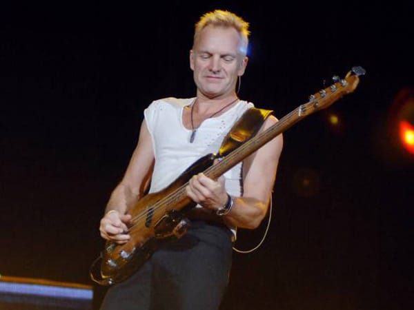 Falls er gerade einmal nicht auf der Bühne steht, vertreibt sich Sting seine Zeit gerne auf dem eigenen Weingut in der Toskana. Falls er gerade einmal nicht auf der Bühne steht, vertreibt sich Sting seine Zeit gerne auf dem eigenen Weingut in der Toskana.