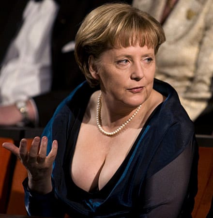 Angela Merkel beim Gala-Abend zur Eröffnung der neuen Oper in Oslo 2008. Ihre Abendrobe mit tiefem Dekolleté sorgte für ein großes Medienecho. Der modische Vorstoß war zwar wagemutig, Merkel erntete für ihren femininen und glamourösen Auftritt jedoch viel Lob.