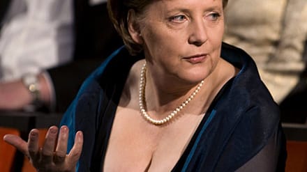 Angela Merkel beim Gala-Abend zur Eröffnung der neuen Oper in Oslo 2008. Ihre Abendrobe mit tiefem Dekolleté sorgte für ein großes Medienecho. Der modische Vorstoß war zwar wagemutig, Merkel erntete für ihren femininen und glamourösen Auftritt jedoch viel Lob.