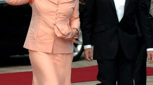 Dieses lachsfarbene Outfit von den Bayreuther Festspielen im Juli 2003 wird Merkel wohl nicht mehr an heißen Tagen tragen. Der deutlich sichtbare Schweißfleck schaffte es selbstverständlich ebenfalls in die Presse: Der Bayerische Rundfunk retuschierte den Schweißfleck weg und zeigte das bearbeitete Foto auf seiner Homepage, ohne es als solches zu kennzeichnen. Dafür hagelte es Beschwerden vom Deutschen Journalisten-Verband.