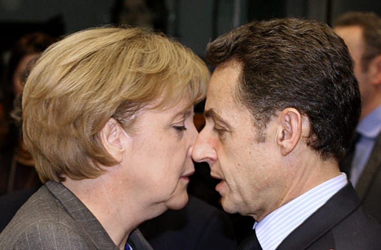 Angela Merkel und Frankreichs Präsident Nicholas Sarkozy kommen sich beim EU-Gipfeltreffen im Dezember 2008 in Brüssel nahe.