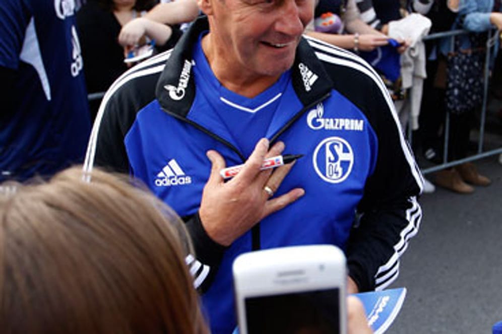 "Ich bin's, der Huub." Huub Stevens präsentiert sich nach seinem ersten Training nach seiner Rückkehr zum FC Schalke 04 den wartenden Fans.