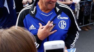 "Ich bin's, der Huub." Huub Stevens präsentiert sich nach seinem ersten Training nach seiner Rückkehr zum FC Schalke 04 den wartenden Fans.