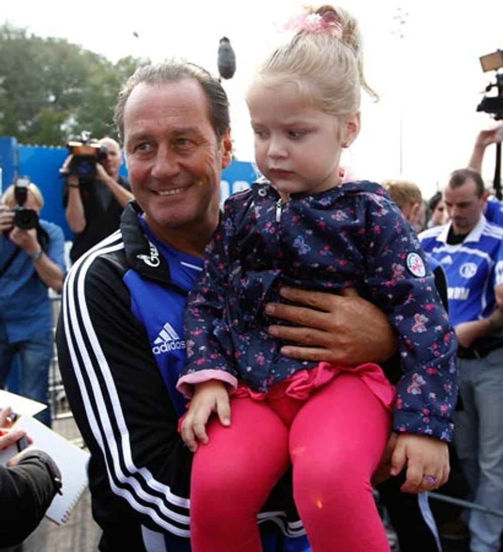 Ein bisschen mehr Begeisterung dürfte man schon erwarten: Huub Stevens lässt sich mit einem der jüngsten Schalke-Fans ablichten. Die junge Dame scheint sich noch nicht wirklich über den neuen alten Schalke-Coach zu freuen.