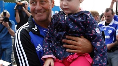 Ein bisschen mehr Begeisterung dürfte man schon erwarten: Huub Stevens lässt sich mit einem der jüngsten Schalke-Fans ablichten. Die junge Dame scheint sich noch nicht wirklich über den neuen alten Schalke-Coach zu freuen.