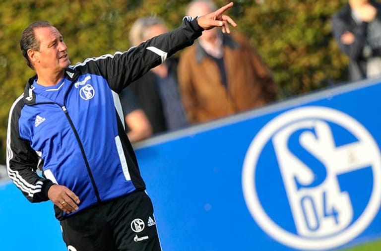Huub Stevens ist zurück beim FC Schalke 04. Ab heute gibt er wieder die Richtung bei den Königsblauen vor.