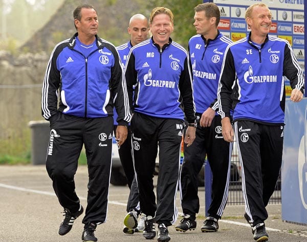 Wie bei Armageddon: Huub Stevens (li.), Markus Gisdol (Mitte) und Seppo Eichkorn auf dem zum Training: Ihre Mission: Den FC Schalke 04 in den internationalen Wettbewerb führen.