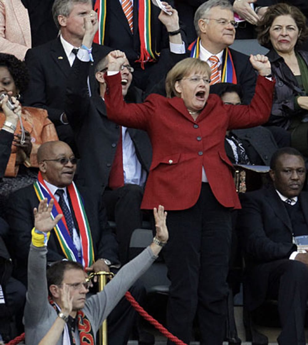 Dabei ist Angela Merkel einfach nur ein großer Fußball-Fan: Hier bejubelt sie ein Tor der Deutschen gegen Argentinien im Viertelfinale der Weltmeisterschaft 2010 in Südafrika.