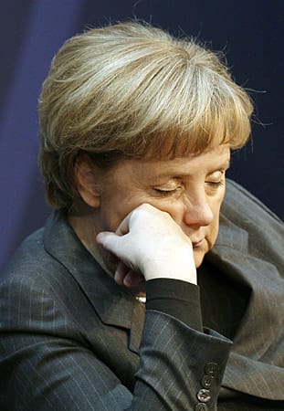 Offensichtlich weniger spannend fand die Bundeskanzlerin die Rede von Microsoft-Gründer Bill Gates im Januar 2008 auf dem "Government Leaders Forum" in Berlin. Während der reichste Mann der Welt auf der Tagung sprach, nickte Merkel kurz ein.