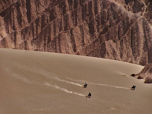 Ob auf dem Pferderücken, per Fahr- oder Motorrad - es gibt viele Möglichkeiten, die Atacama-Wüste zu erkunden.
