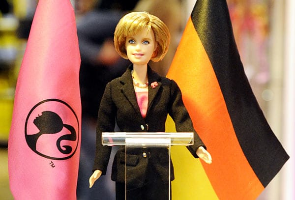 Der Spielwarenhersteller Mattel kreierte zu Ehren der Kanzlerin eine Angela Merkel-Barbie. Laut einem Konzernsprecher gibt es die Puppe weltweit nur einmal. Die Sonderanfertigung mit schwarzem Hosenanzug und typischer Merkel-Frisur ist durchaus schmeichelhaft ausgefallen.