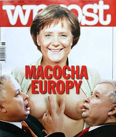 Noch geschmackloser war dieses Titelbild des polnischen Magazins "Wprost". Unter dem Titel "Stiefmutter Europas" sind auf der Fotomontage Angela Merkel, der verstorbene polnische Präsident Lech Kaczynski und der ehemalige Ministerpräsident Jaroslaw Kaczynski zu sehen. Die Zwillinge nähren sich an Merkels Brust. Die Fotomontage war eine drastische Reaktion auf eine deutsch-polnische Meinungsverschiedenheit während des Brüsseler EU-Gipfels 2007.