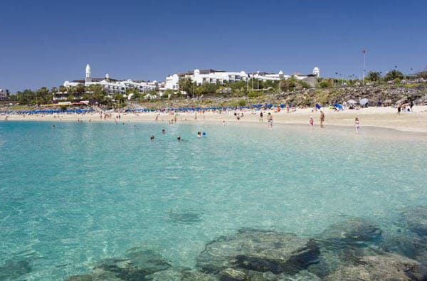 Auf Lanzarote ist einer der schönsten Strände der Insel künstlich angelegt: die Playa Dorada.