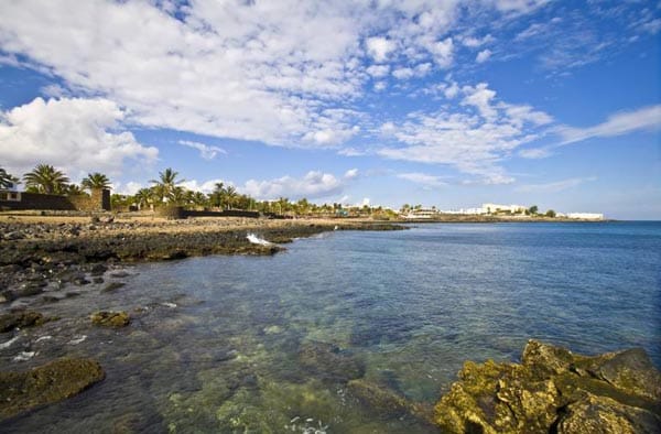 Die Playa Bastián ist einer von vier künstlichen Stränden im Touristenort Costa Teguise auf Lanzarote.