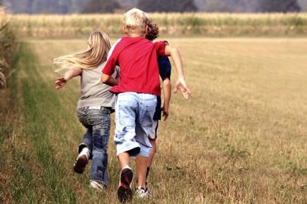 Nur zum Spielen im Feld oder entführt? Wenn Kinder wegbleiben, werden Eltern schnell unruhig.
