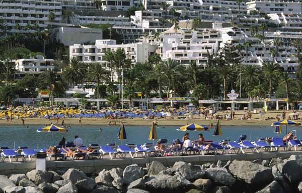 Der Strand des beliebten Ferienortes Puerto Rico auf Gran Canaria ist ebenfalls ein Produkt von Menschenhand.