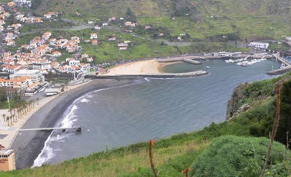 Die Wasserqualität auf Madeira ist hervorragend, die natürlichen Strände bestehen aber meist aus Kieseln, Felsen und schwarzem Sand. In Machico wurde daher ein künstlicher Strand aus Marokko-Sand angelegt.