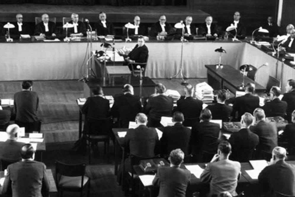 Der Blick in den Saal des Bundesverfassungsgerichts bei der ersten öffentlichen Plenarsitzung in Karlsruhe am 9. Dezember 1952