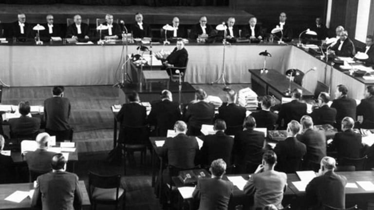 Der Blick in den Saal des Bundesverfassungsgerichts bei der ersten öffentlichen Plenarsitzung in Karlsruhe am 9. Dezember 1952