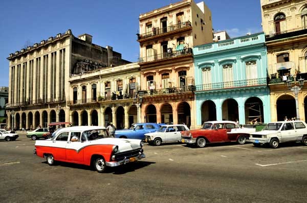 In Havanna sind noch viele alte Autos aus den 1940er und 1950er Jahren unterwegs.