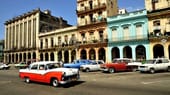 In Havanna sind noch viele alte Autos aus den 1940er und 1950er Jahren unterwegs.