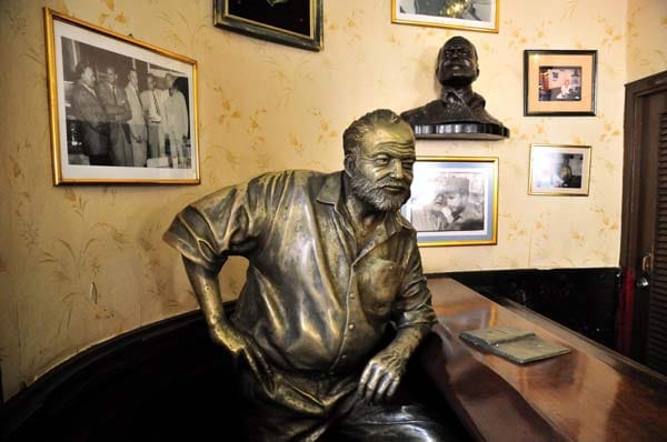Im Floridita gibt es auch eine Statue von Ernest Hemingway. Besucher können also zumindest mit seinem Antlitz ein Gläschen trinken.