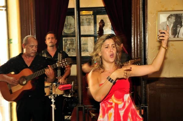 Natürlich darf es auch an Live-Musik nicht fehlen: Eine Band spielt im Floridita traditionelle kubanische Lieder.