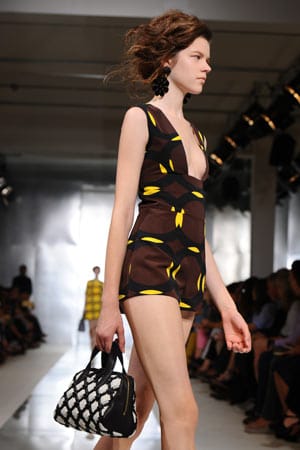 Fashion Week Mailand 2011: Knochen statt Kurven. Fashion Week Mailand 2011: Knochen statt Kurven.