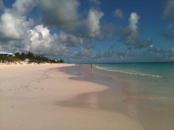 Das "Hotel Pink Sands" liegt direkt am fünf Kilometer langen, flamingorosa Sandstrand von Harbour Island auf den Bahamas. Die Anlage mit über 25 maurischen Cottages liegt mitten in einem tropischen Garten.