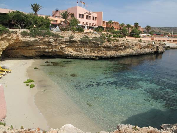 Das "Hotel & Bungalows Comino" liegt auf der drei Quadratkilometer großen, autofreien Insel Comino zwischen Malta und Gozo. Vom Hotel aus ist der Blick auf die Küste mit ihren Höhlen sehr schön.
