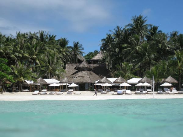 Das "Hotel Fridays Resort" ist ein kleines und traumhaft romantisches Hotel auf den Philippinen. Mit den Füßen im Sand ist schon das Frühstück mit Blick auf das zehn Meter entfernte Meer ein wahrer Genuss.