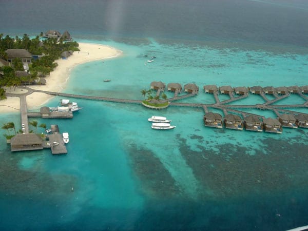 Das "Hotel W Maldives Retreat & Spa" liegt auf der 240 mal 210 Meter kleinen Malediven-Insel Fesdu. Weißer Sand umgibt die üppig bewachsene Insel, mehrere Lagunen locken zum Baden.