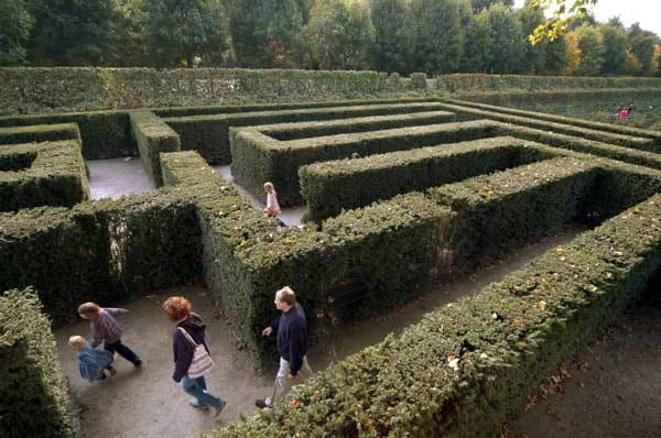 Tasten, spielen, rätseln, lachen – eine Entdeckungsreise der besonderen Art erwartet Besucher des Labyrinths im Schlosspark von Schönbrunn.