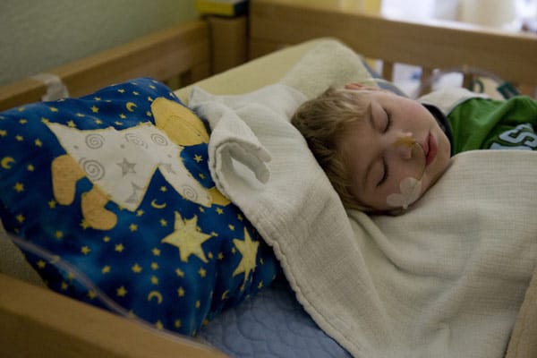 Der dreijährige Cedric in seinem Bett im Kinderhospiz Sonnenhof.