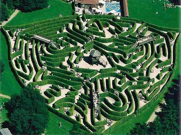 Seit 1992 besteht am höchsten Punkt der Niederlande - dort, wo Belgien, die Niederlande und Deutschland aufeinander treffen - Europas größtes Labyrinth.